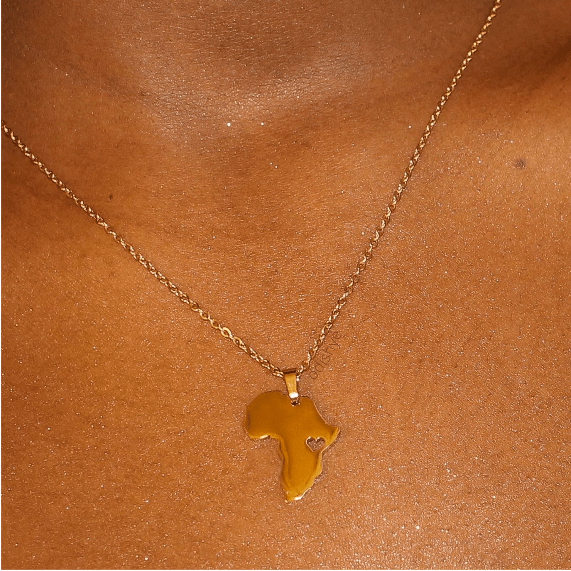 You can make a statement with our gold plated Mini Iheart Africa Necklace. A heart is carefully sculpted in the centre of the African pendant. A reminder of the love for the beauty of the African continent . A simple and delicate piece to wear both day and night.